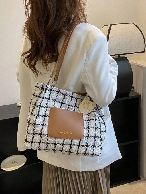 Plaid Shoulder Bag For Women, Large Capacity, Fashionable Commuting Plaid Casual Tote Bag With Pendant - Image 8